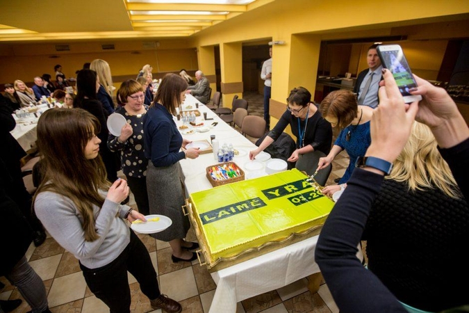 Porcijos: 22 kg tortas buvo suraikytas nemenkais laimės gabalais.