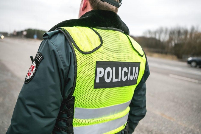 Pedalus supainiojęs vairuotojas kliudė pėsčiąjį ir rėžėsi į laiptus