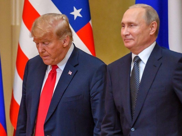 Donaldas Trumpas (kairėje) ir Vladimiras Putinas (dešinėje) 