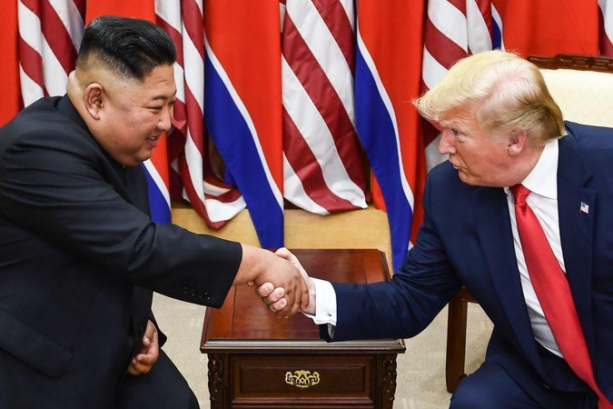 Donaldas Trumpas (dešinėje) ir Kim Jong Unas (kairėje)