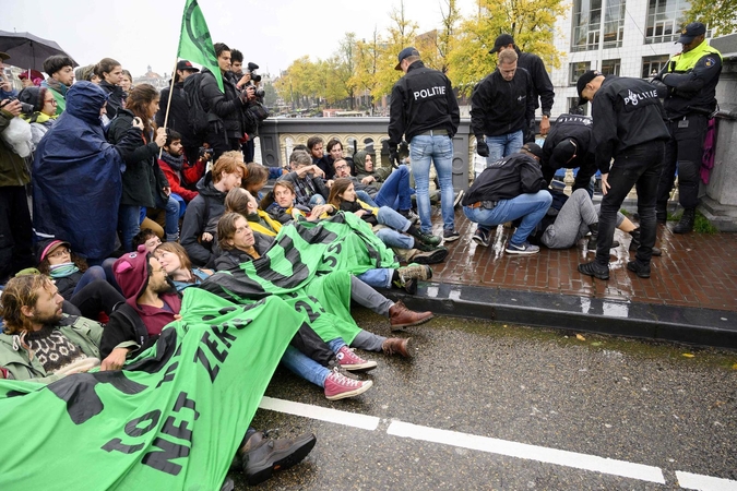 Amsterdame policija sulaikė 130 klimato aktyvistų