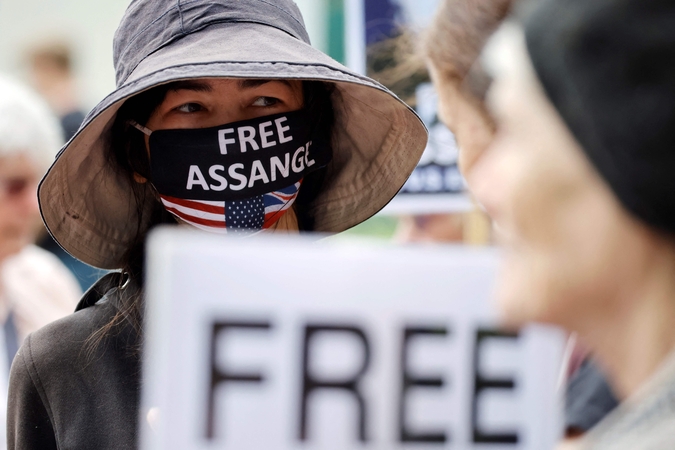 Apie penkiolika žmonių Vilniuje išreiškė paramą kalinamam J. Assange'ui 