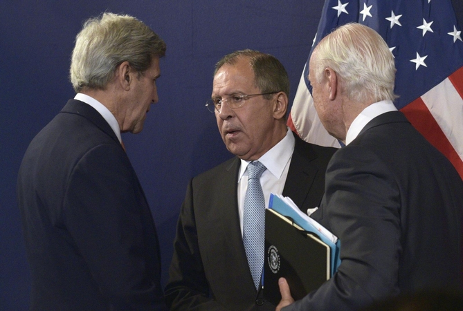 Johnas Kerry (kairėje) ir Sergejus Lavrovas (centre)