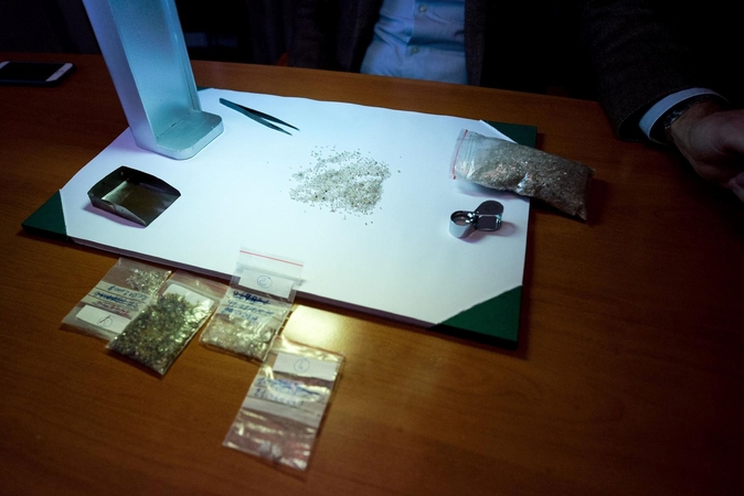 Kongietis kilogramą deimantų slėpė apatiniuose