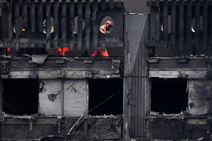 Aukų skaičius auga: per Londono gaisrą veikiausiai žuvo 58 žmonės 