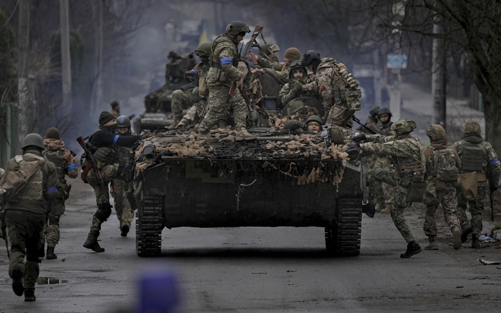 NATO vadovas nesąs „pernelyg optimistiškas“ dėl Rusijos karinės deeskalacijos Ukrainoje