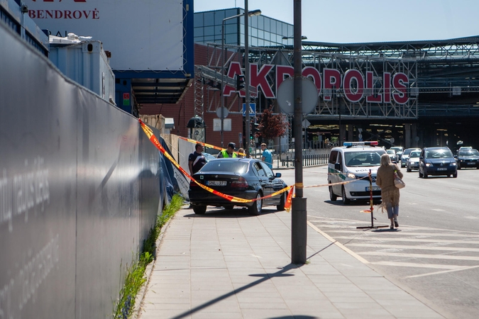 Kauno centre nesuvaldytas BMW partrenkė šaligatviu ėjusį paauglį