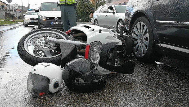 Nelaimės Kaune: sužalotas motociklininkas ir keleivė, partrenktas žmogus