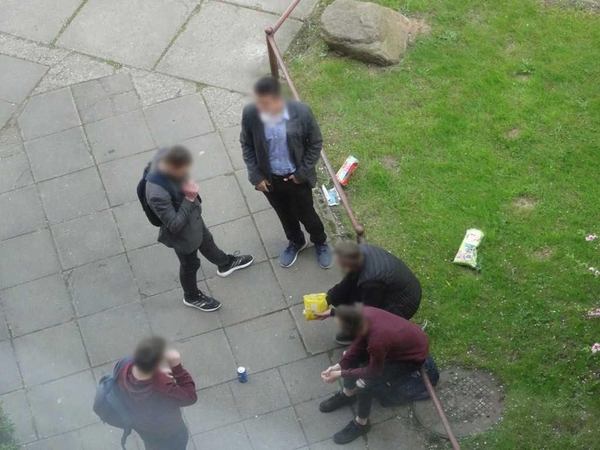 Kaunietis neapsikentė: moksleiviai nuolat rūko ir šiukšlina po langais