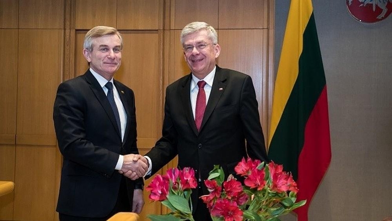 Viktoras Pranckietis (kairėje) ir Stanislawas Karczewskis (dešinėje)