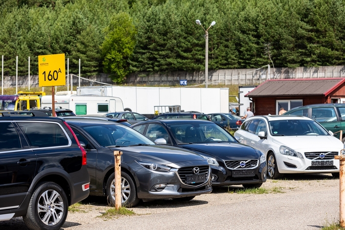 Automobilių kainos siekia aukštumas: pardavėjai gerų žinių neturi