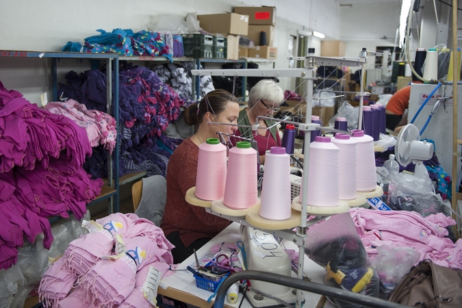 Ekspertas: pramonės darbuotojų laukia sunki vasara