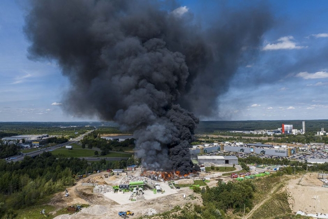 Toliau gesinamas gaisras įmonėje „Ecoservice“, Gariūnų gatvė – uždaryta