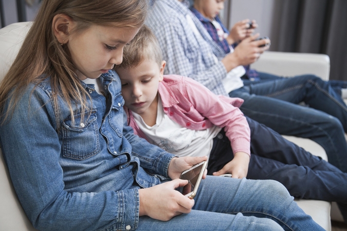 Siūlo uždrausti mobiliuosius mokyklose: kai kurie stoja piestu