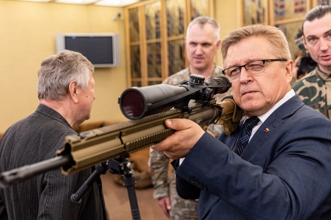 Seimo narių rankose – ginklai: tačiau ką reiktų daryti prasidėjus karui, žino ne visi