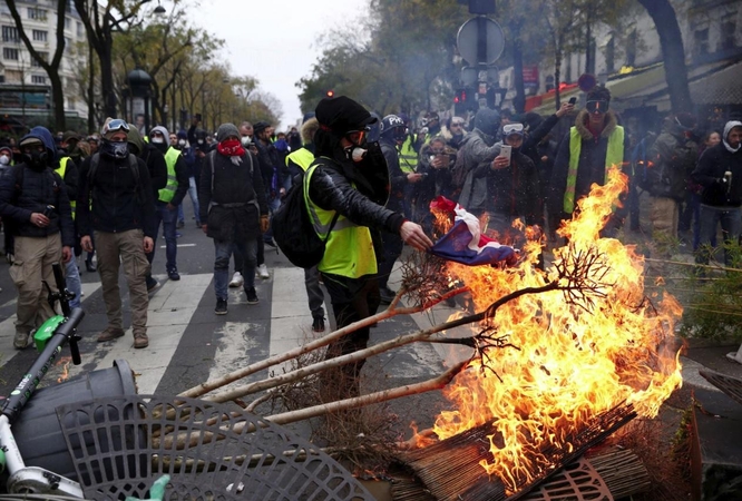 Prancūzijos prezidentas kreipsis į tautą dėl protestų, susitiks su profsąjungomis 