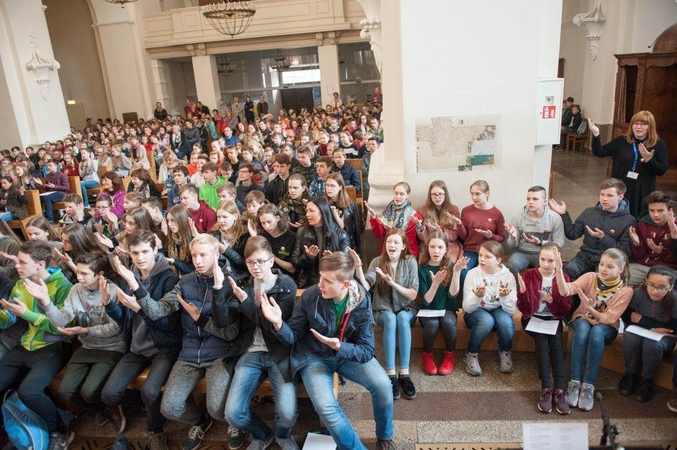 Neįprastos šv. Mišios – mokiniai meldėsi ir giedojo gestų kalba