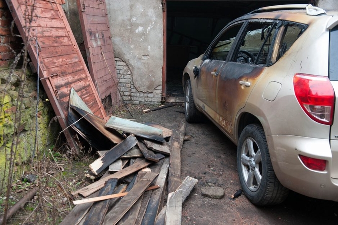 Ukmergės rajone, kaip įtariama, padegtas garažas – supleškėjo jame buvęs „VW Passat“