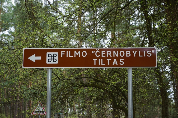 Neįprastas kelio ženklas Kaune su nuoroda apie Černobylį: vienintelis toks, vedantis į kino lokaciją