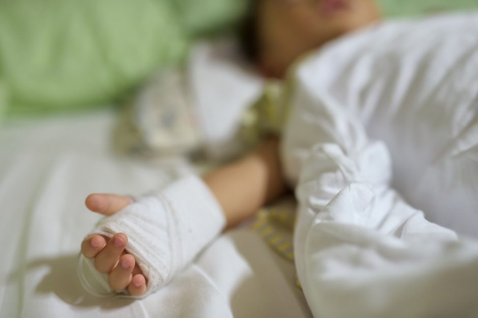 Žiauriai sumušta dvimetė pabudo iš komos, bet yra ir blogų žinių
