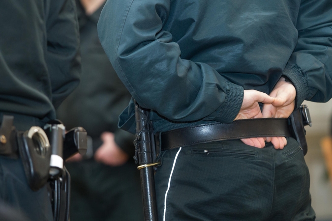 Gaudydamas bėgantį sulaikytąjį susižeidė policijos pareigūnas