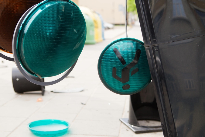 Nesuvaldžiusi automobilio panevėžietė rėžėsi į šviesoforą