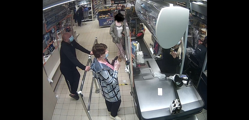 Rasta svetima banko kortele pasinaudojo net šešis kartus: policija turi klausimų šiai moteriai