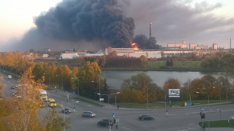 2019 metais kilo gaisras padangų perdirbimo įmonėje „Ekologistika“ Alytuje. Ugnis gesinta savaitę.