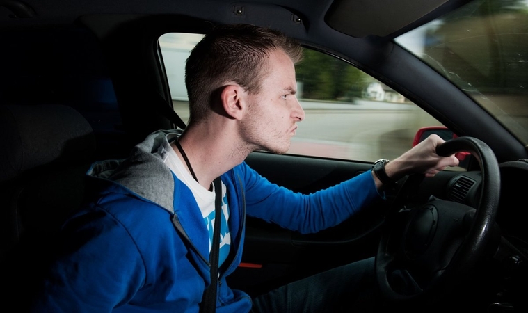 Policija ieško vairuotojo, kuris pro automobilio langą demonstravo ginklą