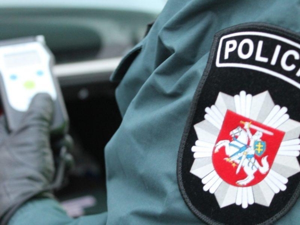 Girta kaunietė degalinėje sukėlė avariją: teisių neturėjo