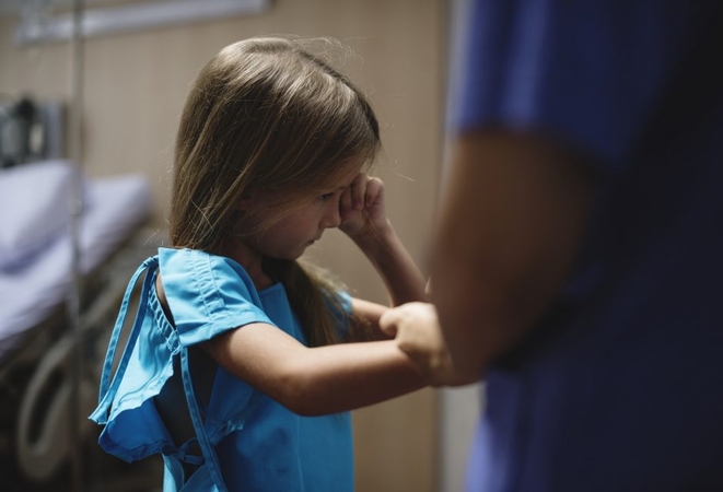 Naktį visiškai girta moteris pratrūko – sumušė 12-metę mergaitę