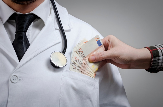 Auga infliacija – didėja kyšių sumos: už chirurginę operaciją į vokelį – nebe 130, o 160 eurų