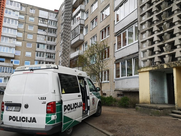 Mįslingas įvykis Vilniuje: daugiabučio kieme – kruvinas vyras be sąmonės