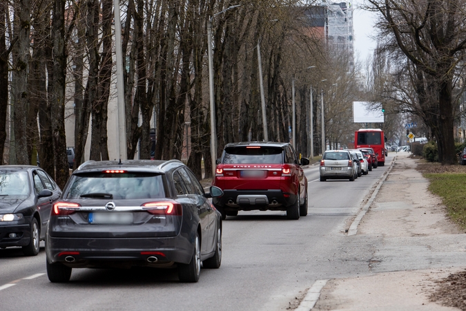 Eismas: gyventojai pastebi, kad Vydūno alėjoje padaugėjo automobilių, todėl per triukšmą ir išmetamuosius dūmus negalima net langų atsidaryti.