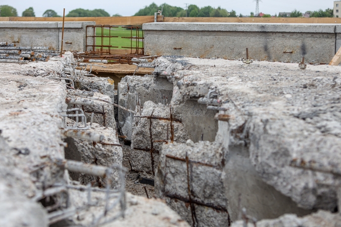 Situaciją: betonas nuo druskos poveikio yra ištrupėjęs ir praradęs sukibimą su armatūra, o armatūra – surūdijusi.