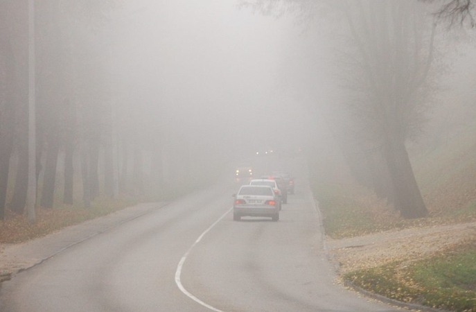 Įspėja: vietomis eismo sąlygas sunkina rūkas