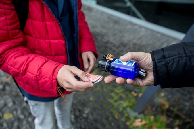 Gimnazijoje pas nepilnametį rasta elektroninė cigaretė, namuose – narkotikai