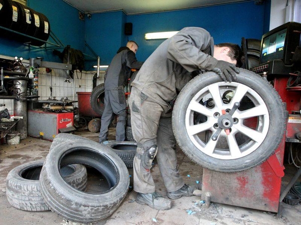 Jūsų automobilis vis dar su vasarinėmis padangomis? Suskubkite pasikeisti