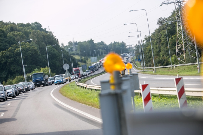 Darbininkai grįžta remontuoti tilto: vėl laukia automobilių spūstys?