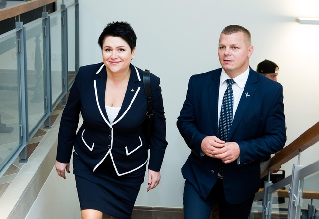 Pastangos: anot LTOK prezidentės D.Gudzinevičiūtės, Seimo jaunimo ir sporto reikalų komisijos primininko K.Smirnovo (dešinėje) dėka pavyko grąžinti KKSD rengtą sporto įstatymą, kad jis būtų tobulinamas.
