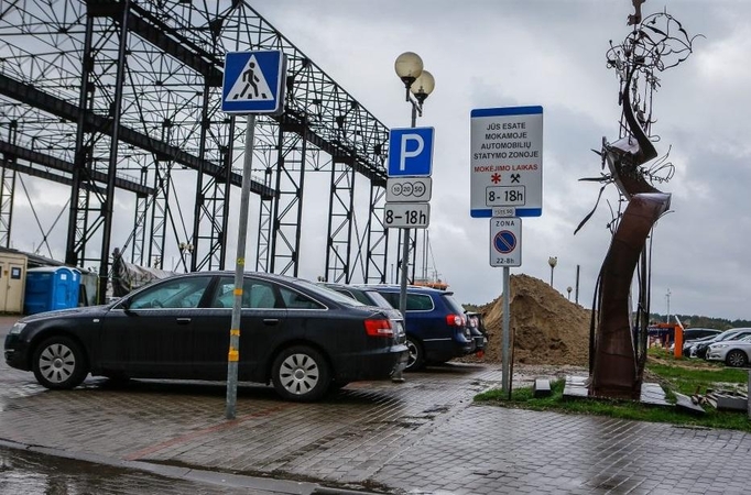 Sprendimas: ženklai vienas kitam neprieštarauja, nuo 22 val. čia iš tiesų draudžiama stovėti.