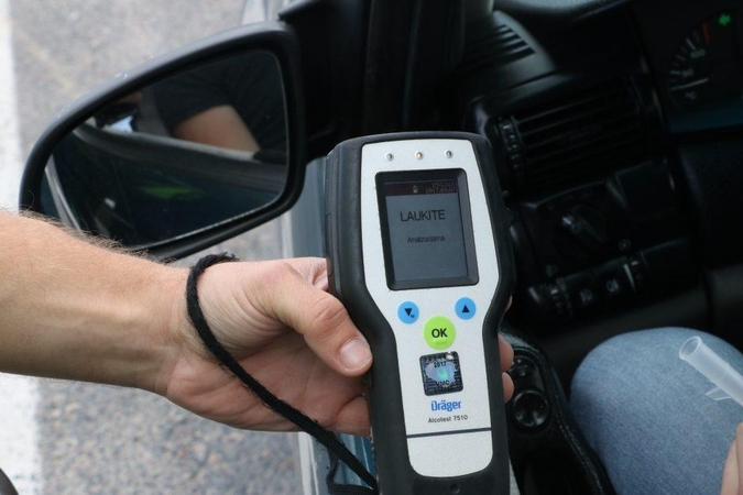 Neblaivų vairuotoją „išdavė“ iš automobilio sklindantys dūmai