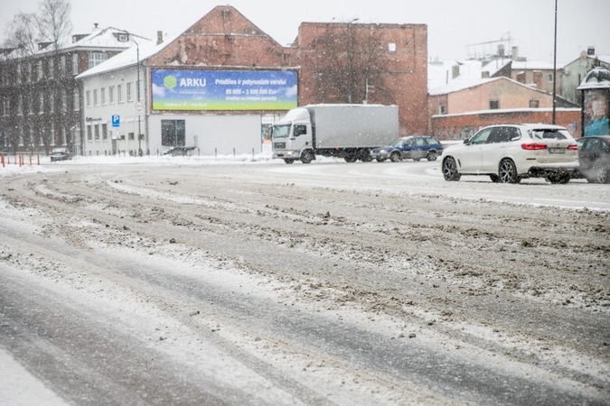 Vairuotojų kantrybę bando slidžios Kauno gatvės 