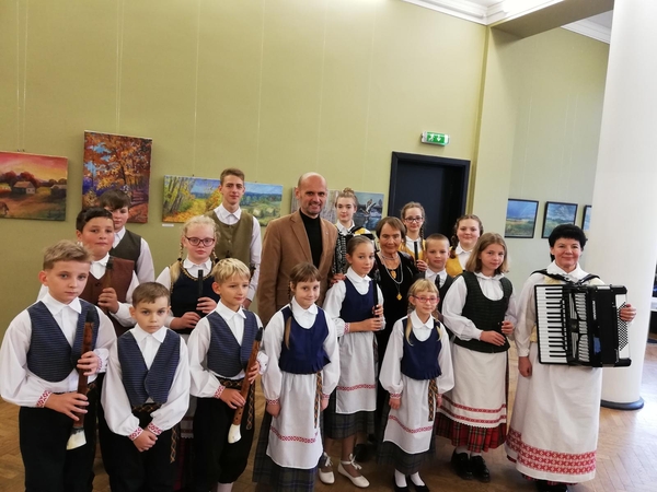 Šventė: G.Labanauskas, M.Garšvienė ir Batniavos mokyklos daugiafunkcio centro vaikų liaudiškos mozaikos kapela "Karklynėlis" (vadovė Regina Aleknienė).