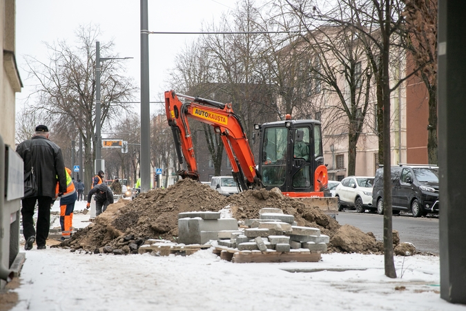 Kaune iškritęs sniegas darbų nestabdo: kelininkai ne tik valo gatves, bet jas toliau tvarko