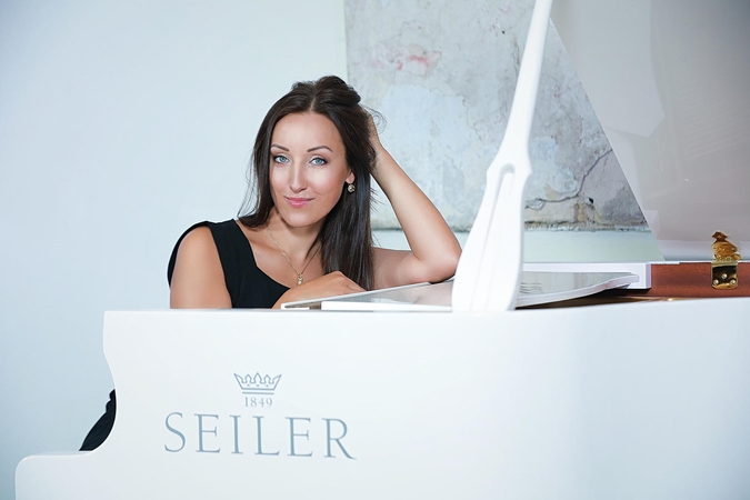 Puošmena: "White Piano Hall" vadovė Ugnė Sabaitytė didžiuojasi ypatingu instrumentu – baltos spalvos "Seiler" fortepijonu.