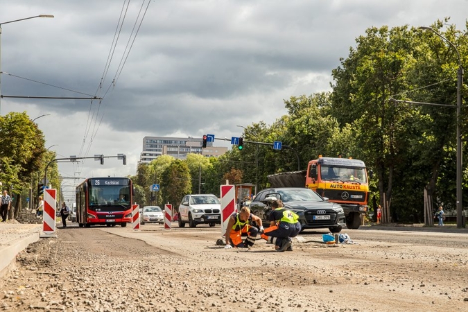 Savanorių prospekte jau kvepia nauju asfaltu, bet eismas kol kas – sudėtingas