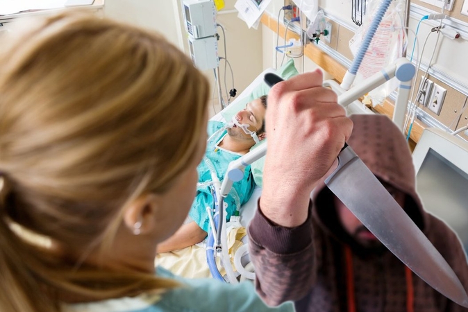 17-mečiui plautį perdūręs recidyvistas perkeliamas iš areštinės į kalėjimą: laukia vasara už grotų