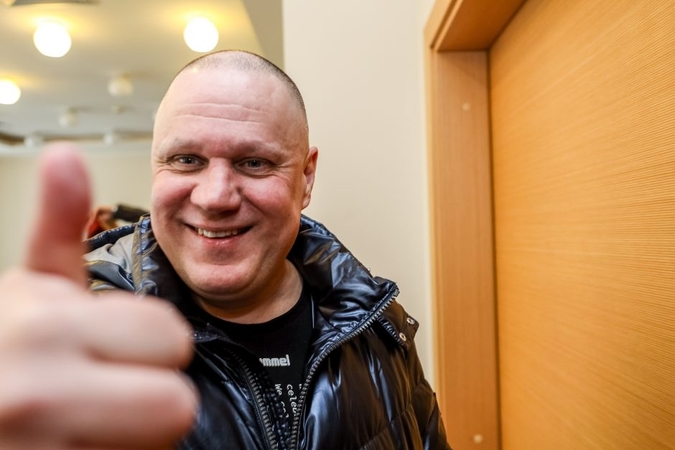 Kokius žaidimus žaidžia užsienyje užuovėjos ieškantis skandalingasis A. Ulvidas?
