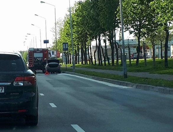 Pramonės prospekte užsiliepsnojo „Mercedes-Benz“ 